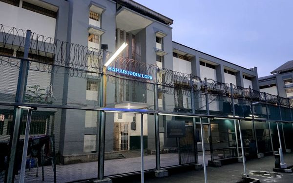 Perkuat Identitas Area, PT Mega Cipta Visual Pasang Huruf Timbul di Blok Rumah Tahanan Kelas I Cipinang